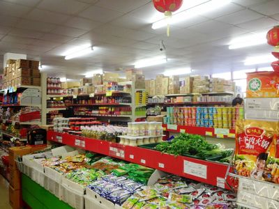 百货超市货架摆放与装修效果图解析